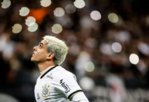 Fagner volta nos braços da torcida e vira opção para clássico no Corinthians