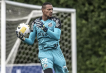 Com um jogo no ano, John assume “fogueira” no Santos após goleada
