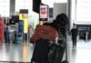 Bolsonaro veta retorno do despacho gratuito de bagagem em avião