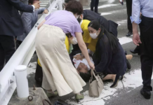 Ex-premiê Shinzo Abe morre após ser baleado no Japão