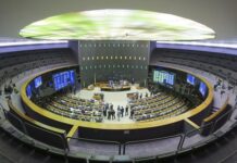 Congresso adia apreciação de vetos sobre fake news e ferrovias