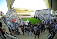 Justiça autoriza uso de bandeiras com mastro em estádios paulistas após 26 anos