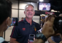 Lisca chega ao Santos para assinar contrato: “Feliz demais”