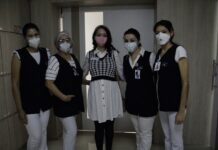 Paciente visita quimioterapia do HB para agradecer equipe