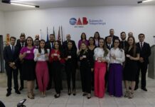 Carteiras da OAB são entregues a egressos do curso de Direito