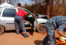 Casal fica ferido após carro bater em árvore em estrada rural de Castilho
