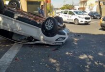 Carro capota após colisão no centro de Votuporanga