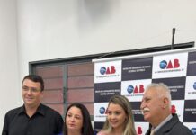 Mãe e filha recebem carteiras da OAB juntas em solenidade