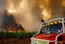 Incêndios florestais atingem França e milhares são retirados de casa