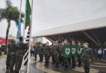 Sob chuva, Ato Cívico reúne autoridades e marca 85º aniversário de Votuporanga
