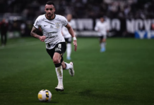 Renato Augusto se firma após lesão e vira maior garçom do Corinthians