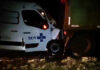 Mulher morre após ambulância atingir traseira de caminhão