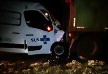 Mulher morre após ambulância atingir traseira de caminhão