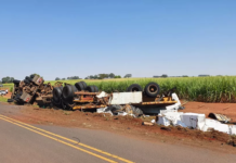 Caminhão carregado com celulose tomba em vicinal de Potirendaba
