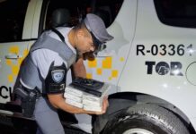 Polícia encontra cocaína, crack e armas em fundo falso de carro