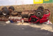 Caminhão tomba e trava alça de acesso em Birigui