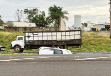 Veículo capota e vai parar no canteiro central da Euclides da Cunha em Jales