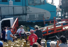 Motorista fica ferido após caminhão carregado com botijões de gás ser atingido por trem em Bálsamo