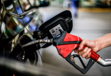 Petrobras anuncia redução de 7% na gasolina na refinaria, R$ 0,25 por litro