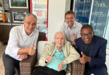 Tite e membros da seleção brasileira visitam Zagallo antes de viagem à França