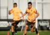 Roni treina com bola e deve ficar à disposição no Corinthians para enfrentar o Inter