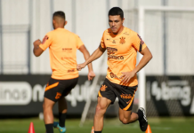 Roni treina com bola e deve ficar à disposição no Corinthians para enfrentar o Inter