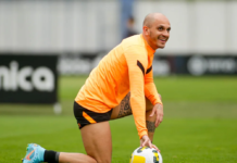 Fábio Santos vai em busca de final inédita pelo Corinthians com renovação acertada