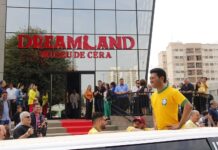 Estátua em escala real do Rei Pelé chega de limusine a museu de cera em Olímpia