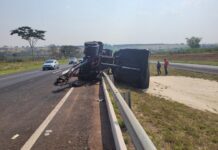 Carreta carregada com açúcar tomba na Rodovia Euclides da Cunha