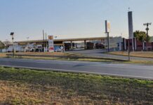 Criminosos armados sequestram taxista e roubam posto de combustíveis