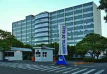 Mulheres ficam feridas após semáforo quebrado provocar batida entre caminhonete e moto