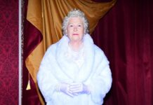 Museu de Cera em Olímpia homenageia a Rainha Elizabeth II