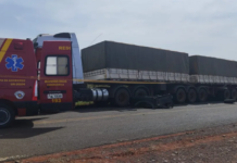 Batida entre caminhonete e caminhão mata homens em rodovia de Pereira Barreto