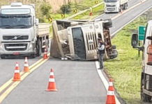 Caminhão carregado com cerveja tomba em rodovia de Itapura