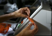 Justiça Eleitoral inicia carga e lacração das urnas em São Paulo