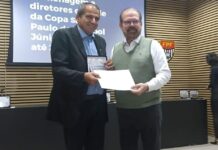 Wartão é homenageado na Federação Paulista de Futebol