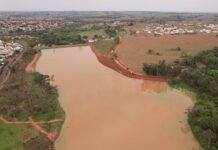 Superintendente da Saev Ambiental e prefeito visitam obra de desassoreamento da Represa