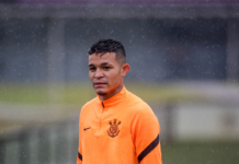 Adson tem lesão na coxa e desfalca o Corinthians contra o Santos