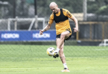 Maicon treina separado e goleiro é reintegrado no Santos