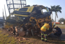 Motorista de caminhão sai ileso após veículo ficar destruído em acidente na região