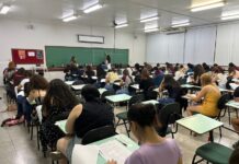 Alunos de Pedagogia realizam simulado de concurso público