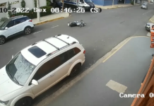 Jovem morre ao cair de moto e bater a cabeça na traseira de picape em Araçatuba; veja o vídeo