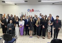 Carteiras da OAB são entregues a egressos do curso de Direito