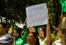 Bolsonaristas fazem passeata rumo ao Tiro de Guerra em Votuporanga