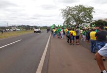 Bolsonaristas liberam Rodovia Euclides da Cunha e fazem ato na Praça Cívica