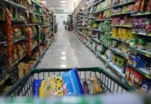Supermercados abrem durante o feriado de Proclamação da República