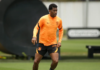 Gil trabalha com bola no penúltimo treino do Corinthians na temporada