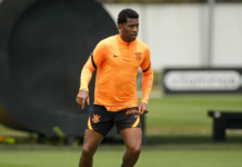 Gil trabalha com bola no penúltimo treino do Corinthians na temporada