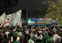 É campeão! Jogadores do Palmeiras festejam o título do Brasileirão em trio elétrico