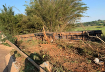 Homem morre após caminhão cair em córrego em Itajobi